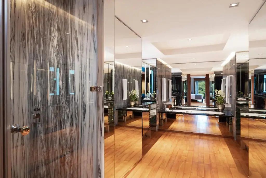 Luxuriöses Badezimmer mit Marmordetails und Spiegeln im The Sukhothai Bangkok