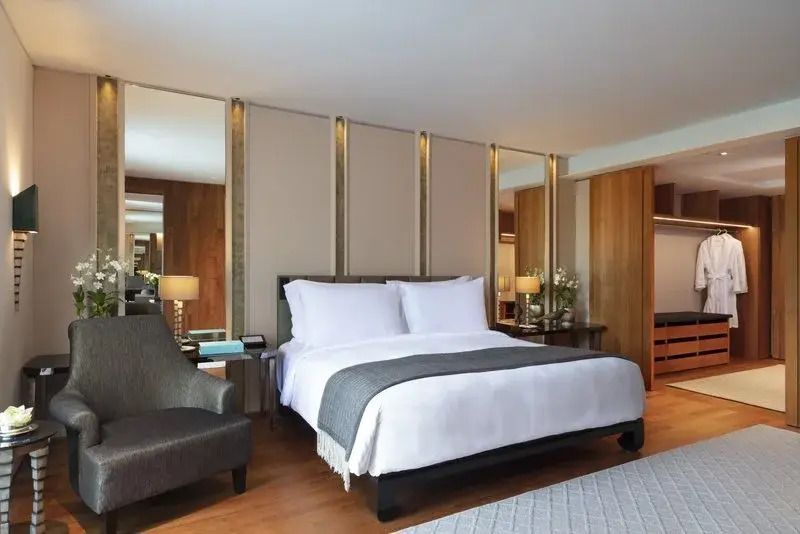 Luxuriöse Club Premier Suite mit elegantem Doppelbett und stilvoller Einrichtung.