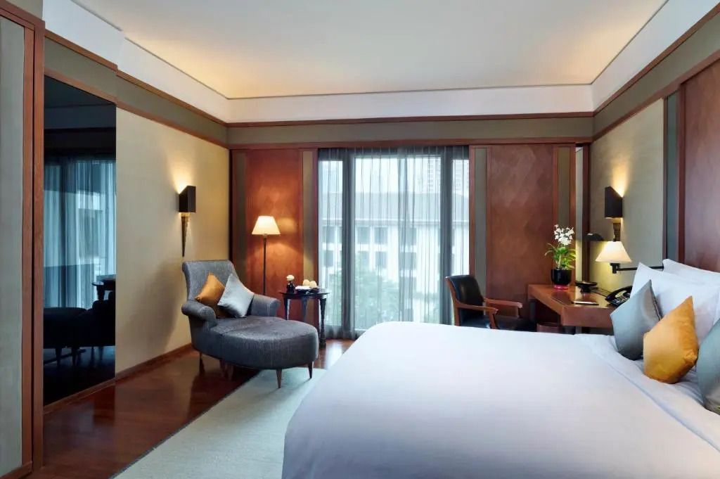 Elegantes Deluxe Doppelzimmer mit modernem Dekor und großen Fenstern.