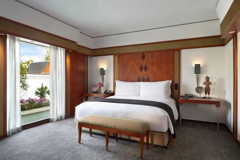 Elegantes Schlafzimmer der Executive Suite mit großem Doppelbett und Balkonzugang