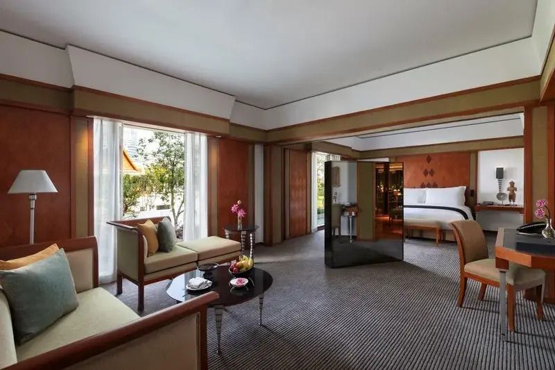 Geräumiges Wohnzimmer in der Executive Suite mit Sitzbereich und Blick auf den Garten