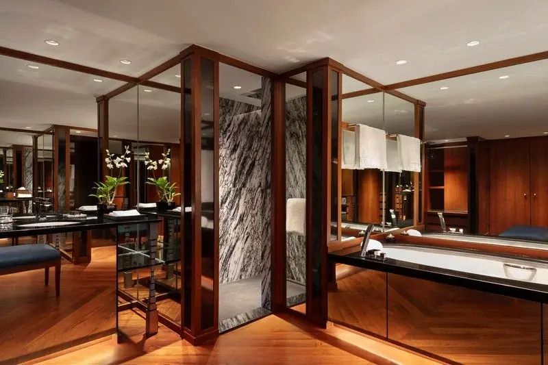 Modernes Badezimmer der Executive Suite mit Spiegel und Marmorakzenten