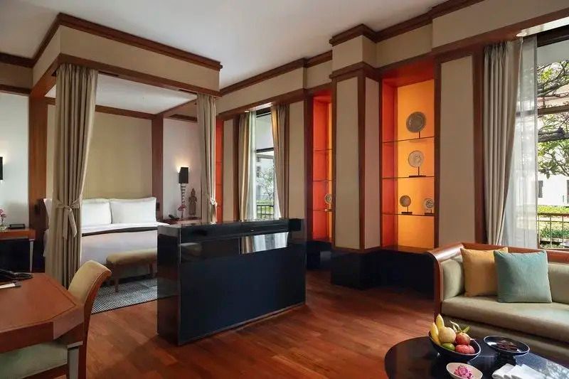 Elegante Suite mit Doppelbett und Wohnzimmer im Sukhothai Bangkok