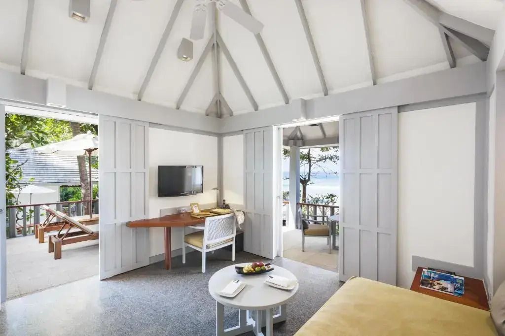Moderne Suite mit Schreibtisch, Fernseher und Terrasse mit Meerblick