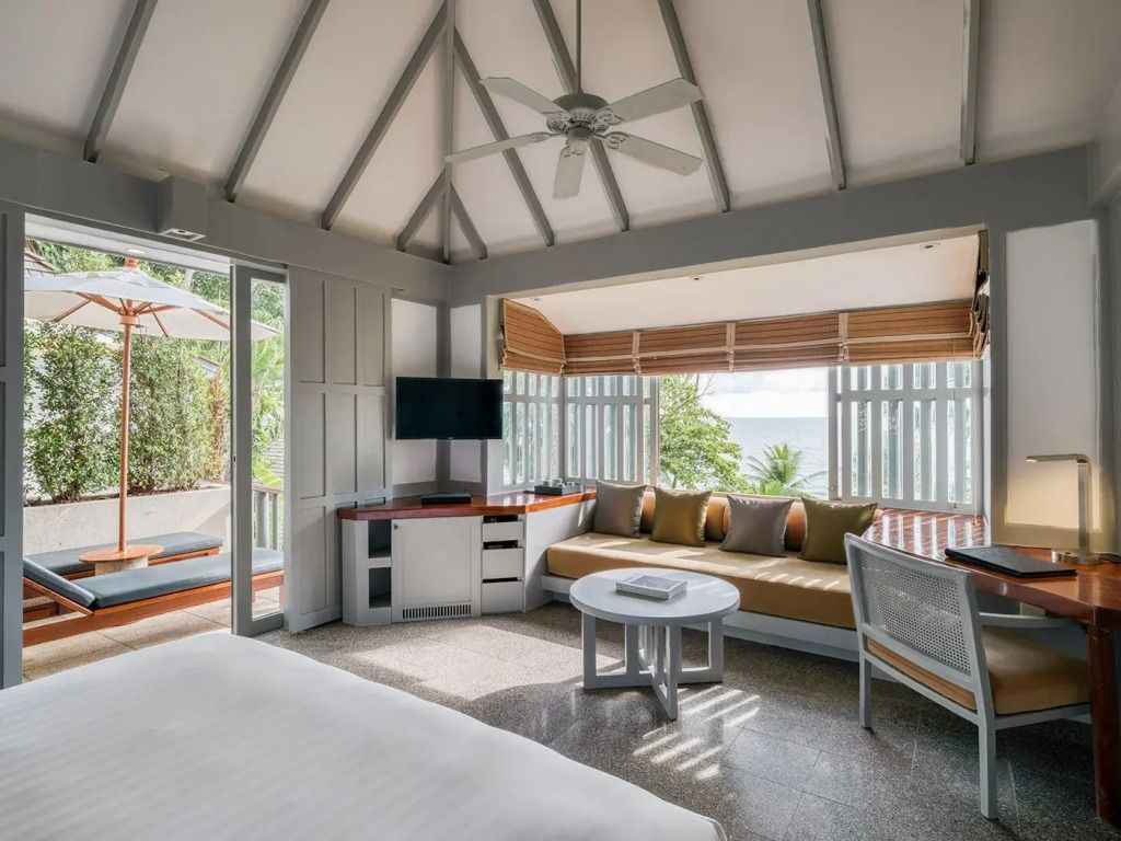 Geräumiges Schlafzimmer mit Blick auf das Meer und privater Terrasse