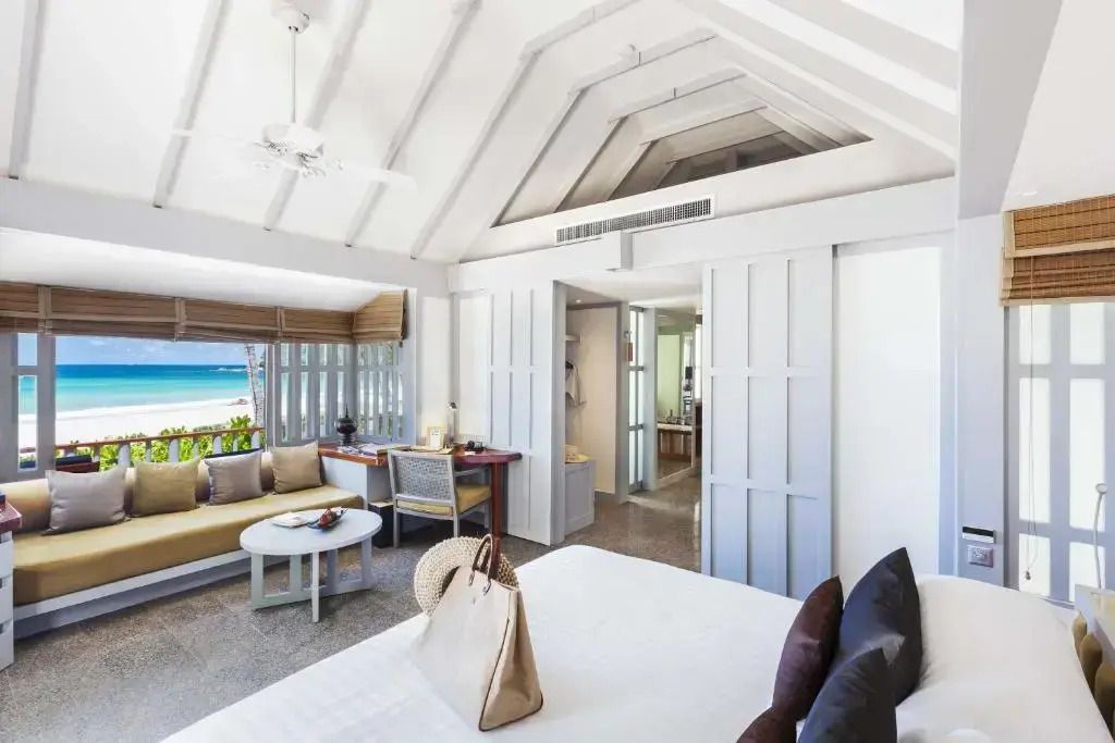 Exklusives Suite-Interieur mit luxuriösem Doppelbett und Meerblick