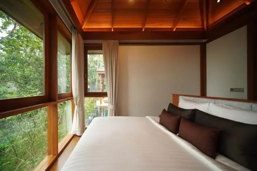 Geräumiges Schlafzimmer mit Dachschräge und Blick in die Natur