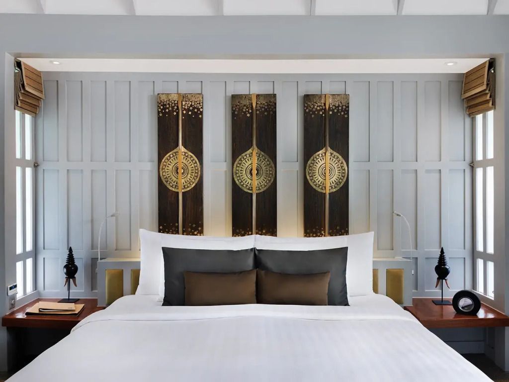 Modernes Schlafzimmer mit stilvollen dekorativen Elementen und elegantem Doppelbett.