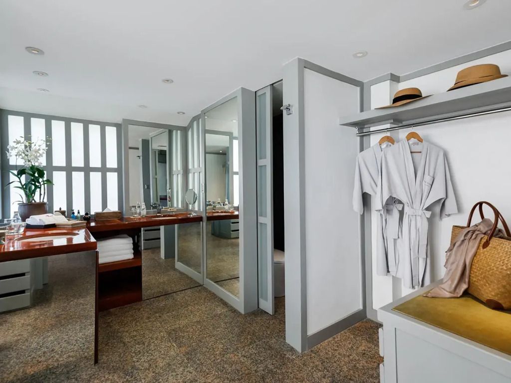 Luxuriöses Badezimmer mit großen Spiegeln und hochwertigen Annehmlichkeiten.
