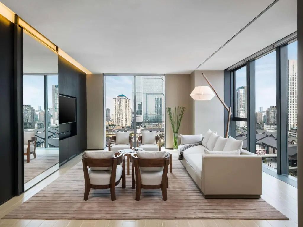 Helles Wohnzimmer des Deluxe Apartments mit Blick auf Chengdu