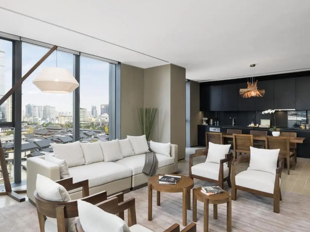 Moderne Lounge im Deluxe Apartment mit Stadtblick