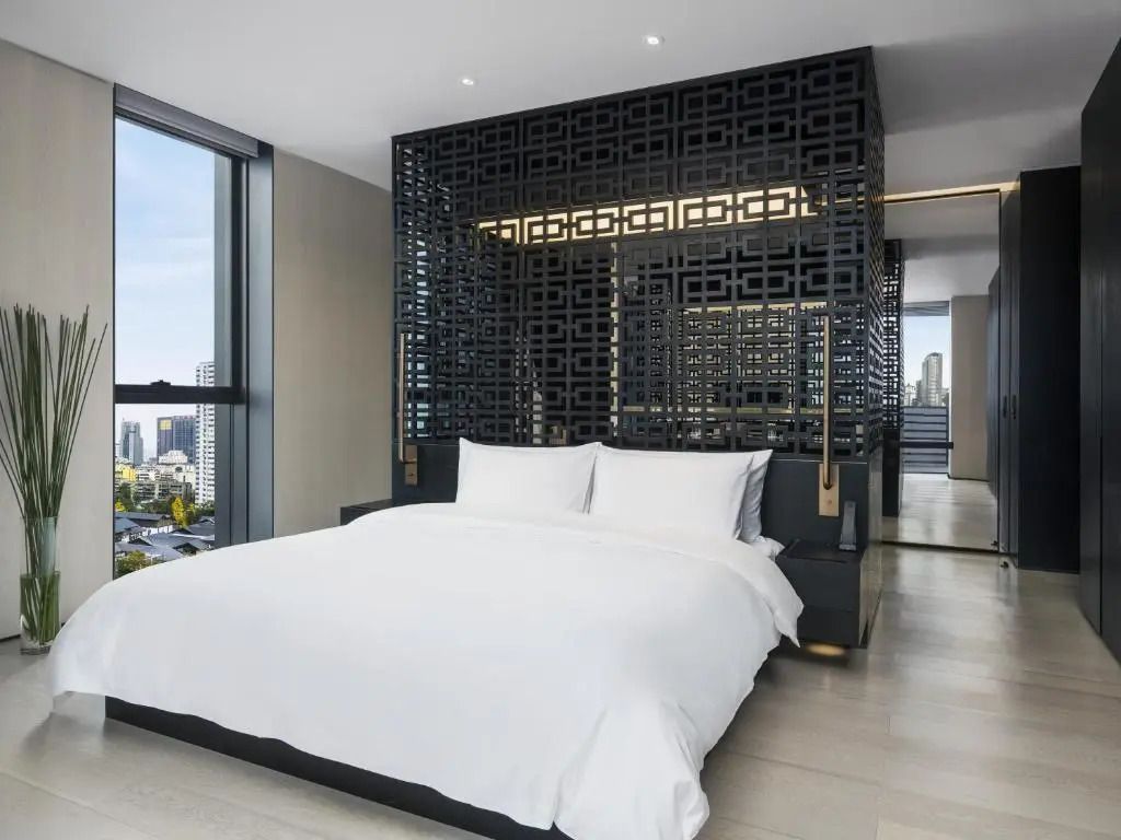 Schlafzimmer im Deluxe Apartment mit stilvoller Trennwand