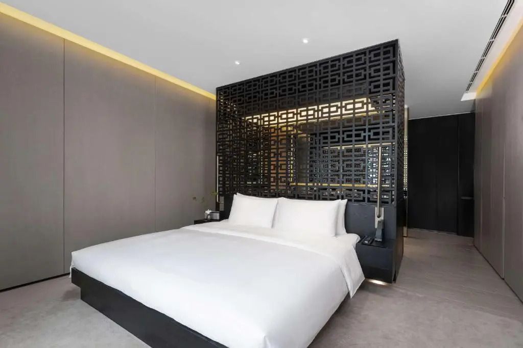 Deluxe Apartment mit modernem Doppelbett und stilvollem Raumteiler