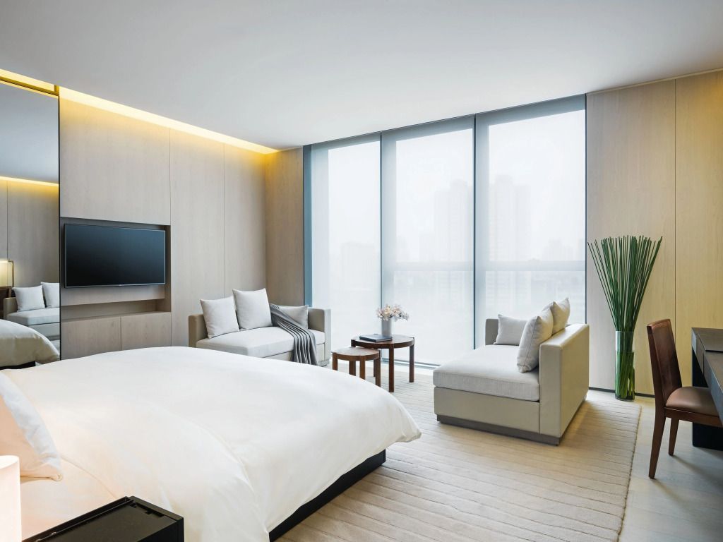 Helle und gemütliche Deluxe Suite mit Sitzecke im Upper House Chengdu