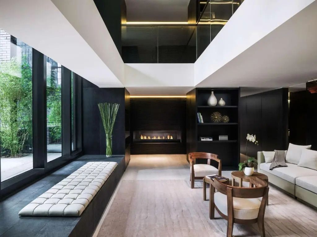 Eleganter Lounge-Bereich im Upper House Chengdu mit moderner Einrichtung und Kamin