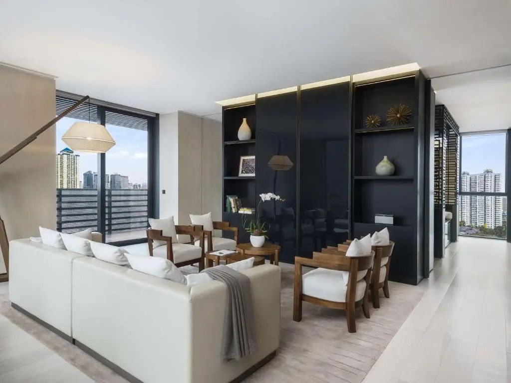 Wohnbereich einer Deluxe Suite mit stilvoller Einrichtung im Upper House Chengdu