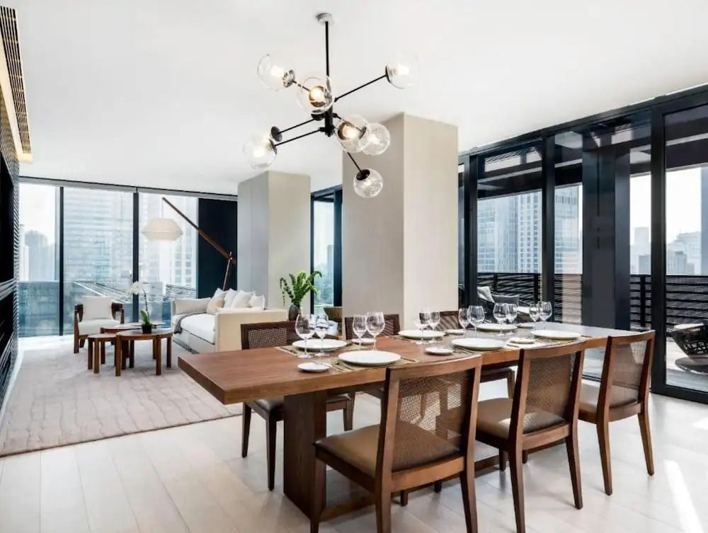 Eleganter Essbereich in einer modernen Suite mit Stadtblick.