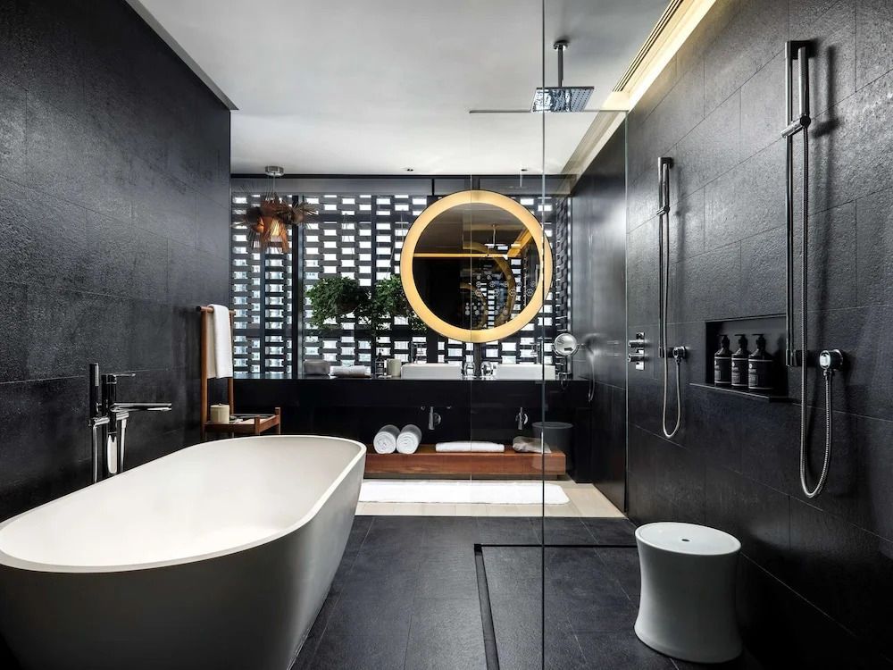 Luxuriöses Badezimmer mit freistehender Badewanne und großer Walk-in-Dusche.
