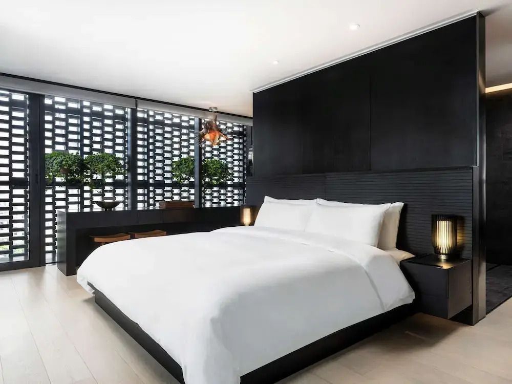 Minimalistisches Schlafzimmer mit Kingsize-Bett und eleganten Akzenten.