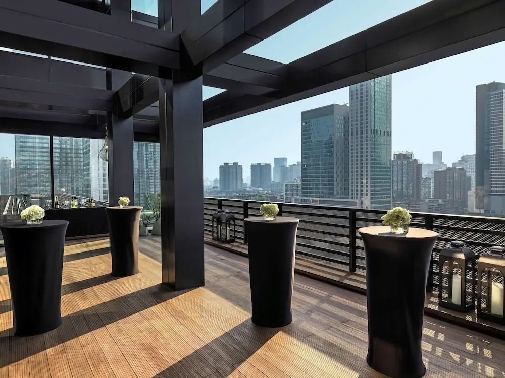Elegante Rooftop-Terrasse mit Panoramablick auf die Stadt.