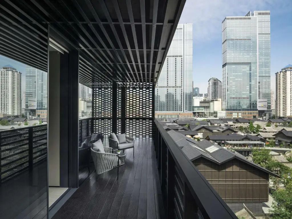 Moderner Balkon mit Blick auf Chengdu und umliegende Hochhäuser.