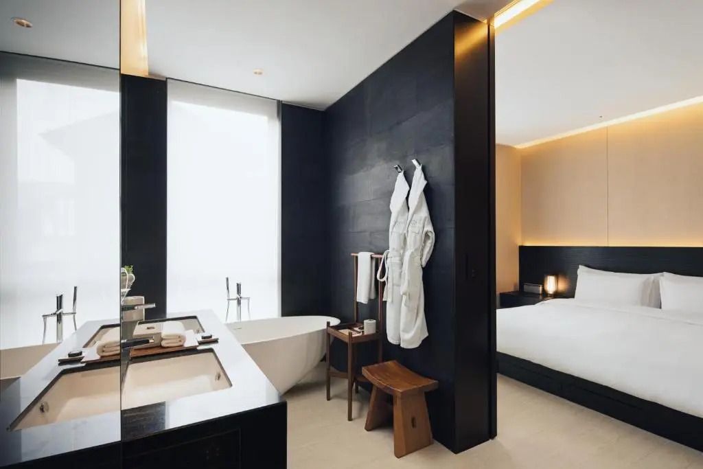 Luxuriöses Badezimmer mit freistehender Badewanne und Annehmlichkeiten.