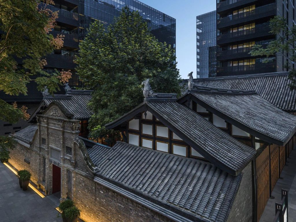 Traditionelle chinesische Architektur in modernem Stadtbild mit Bäumen