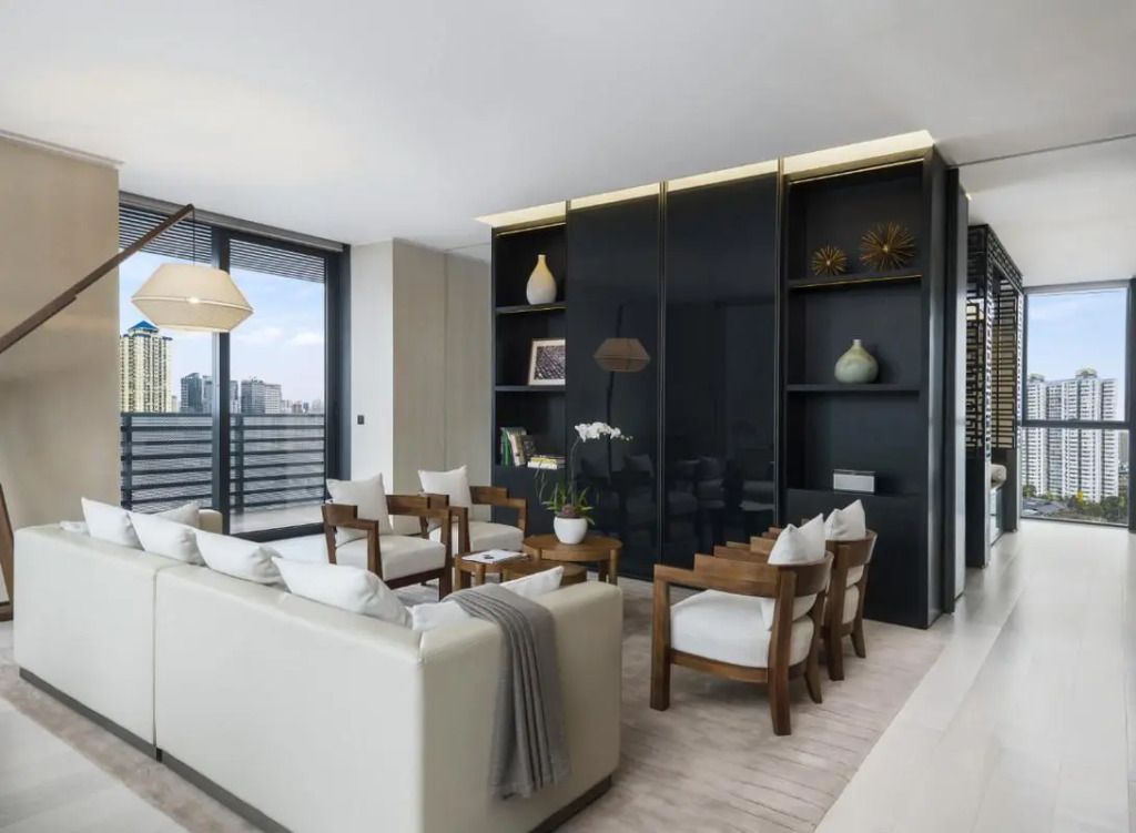 Moderne helle Suite mit Essbereich und großer Fensterfront