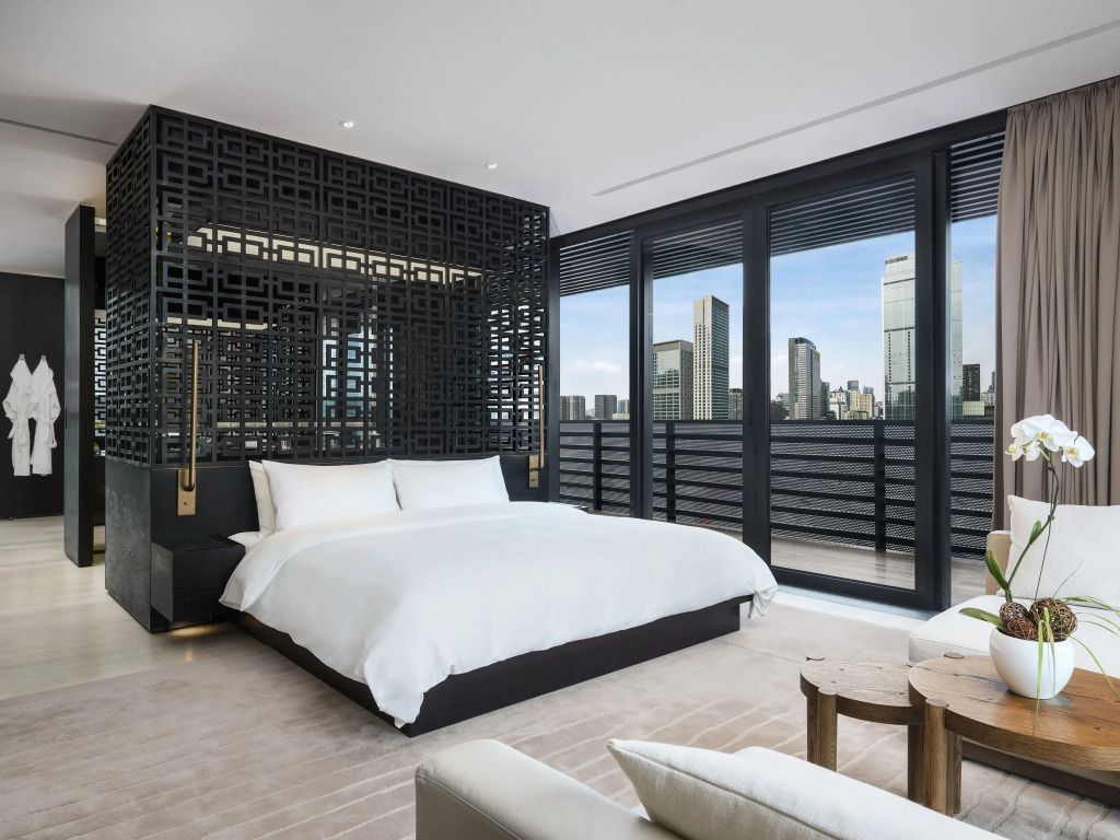Luxuriöses Studiozimmer mit großem Bett und atemberaubendem Stadtblick.