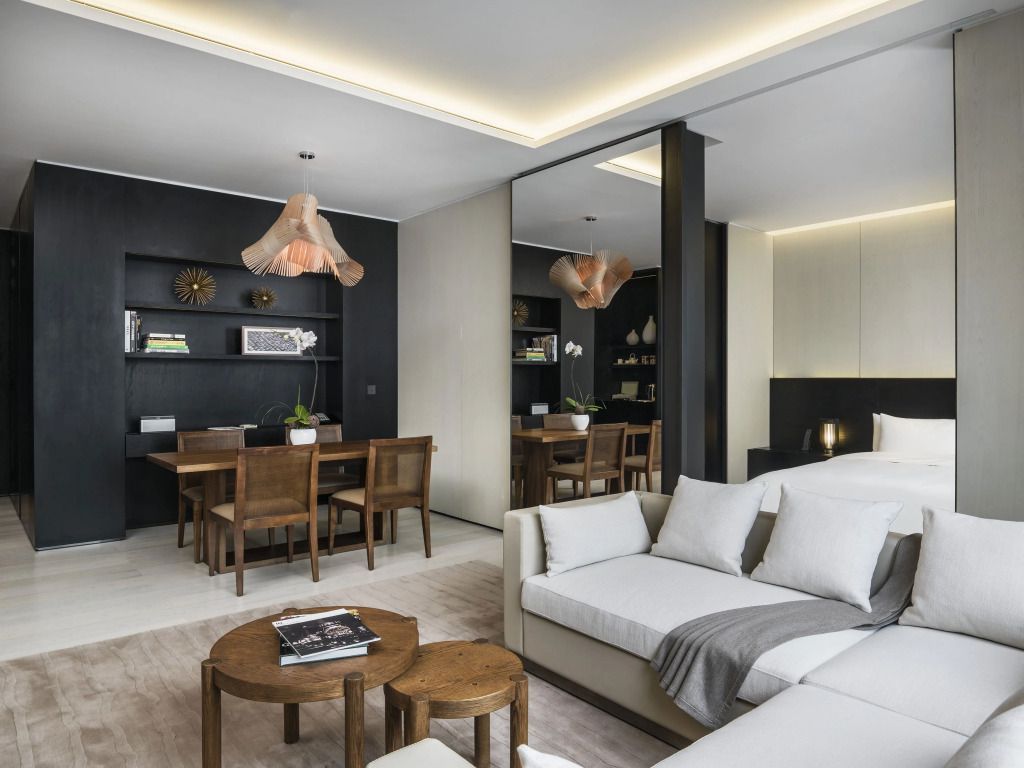 Luxuriöse Suite mit elegantem Wohn- und Essbereich und moderner Einrichtung