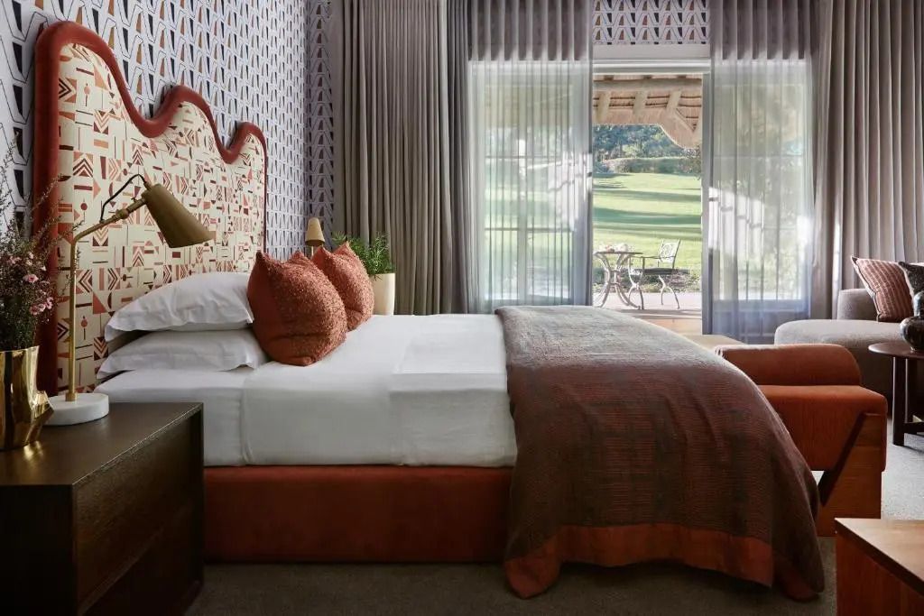 Junior-Suite mit Doppelbett und Terrasse mit Bergblick