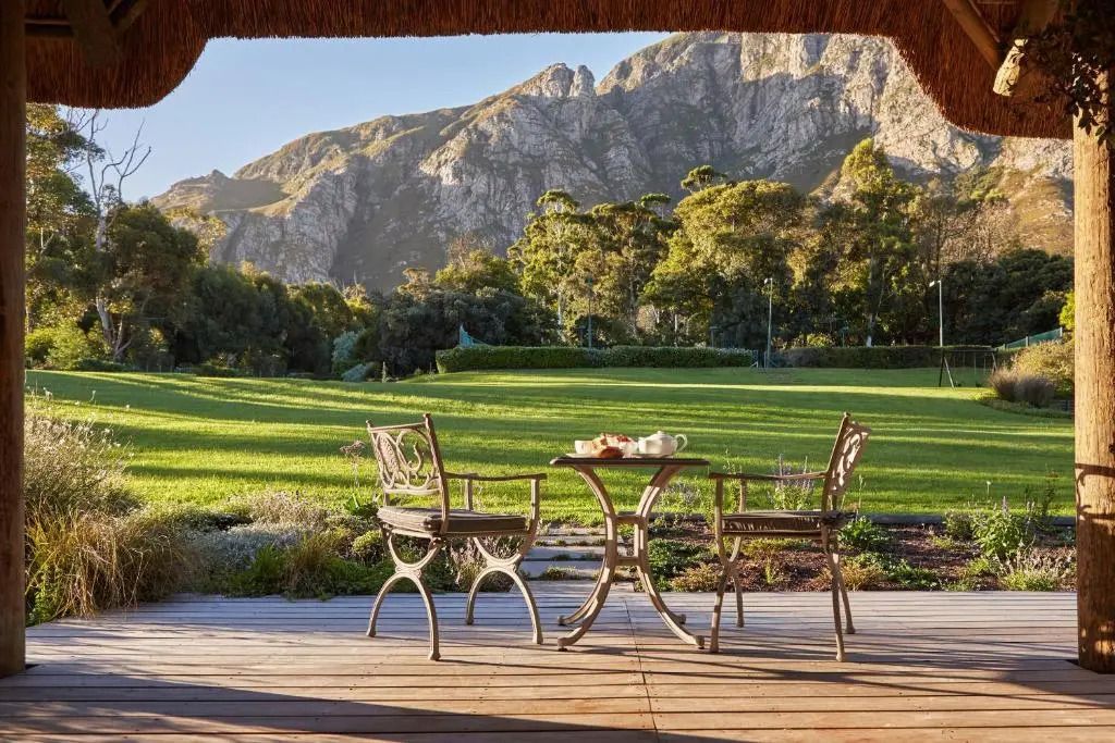 Terrasse mit Bergblick und Outdoor-Möbeln
