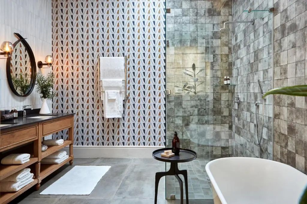 Modernes Badezimmer mit Dusche und Badewanne in der Junior-Suite
