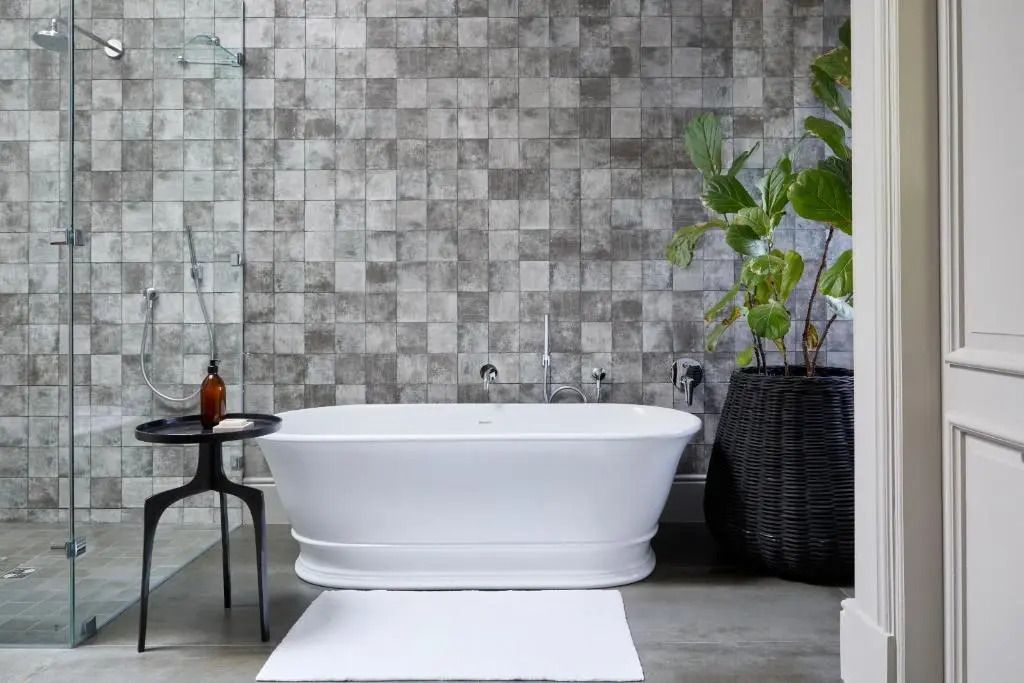 Freistehende Badewanne in einem modern gestalteten Badezimmer