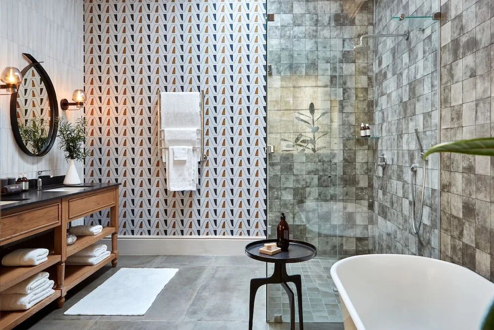 Moderne Dusche mit gemusterten Fliesen und Glaswänden