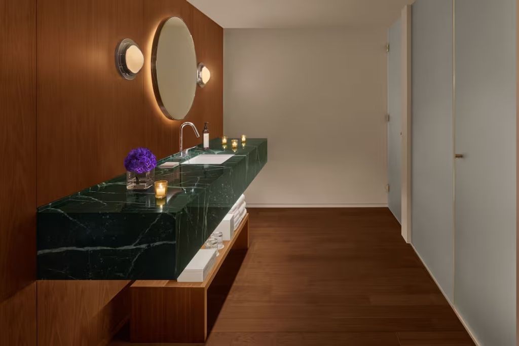 Modernes Badezimmer mit stilvollem Waschtisch und Beleuchtung