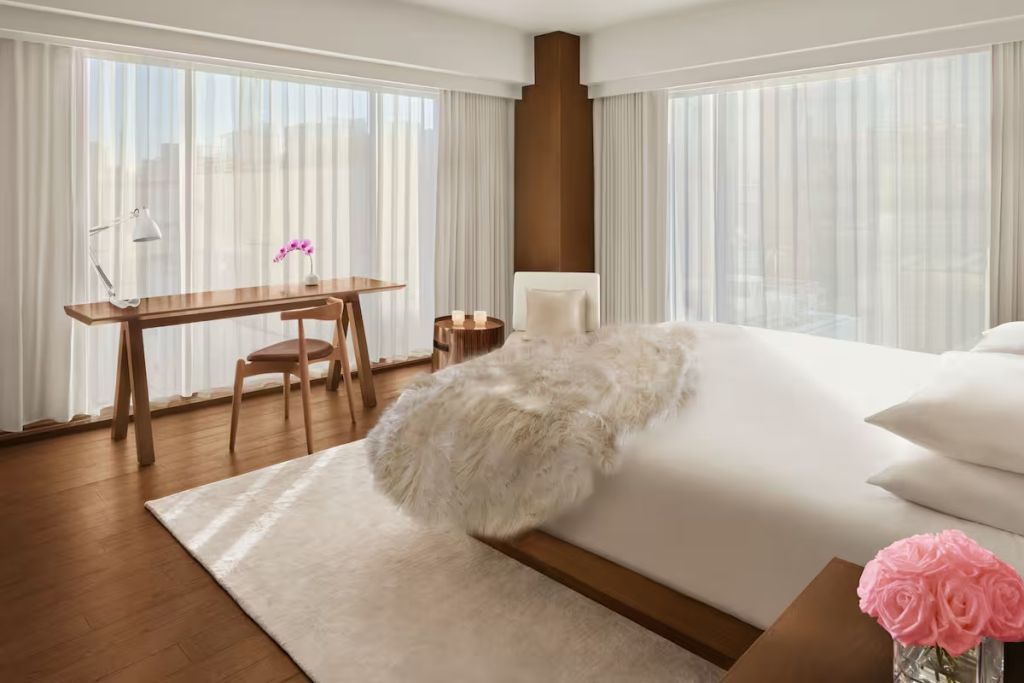 Helles Schlafzimmer in der Doppel Suite mit großem Bett und Stadtblick