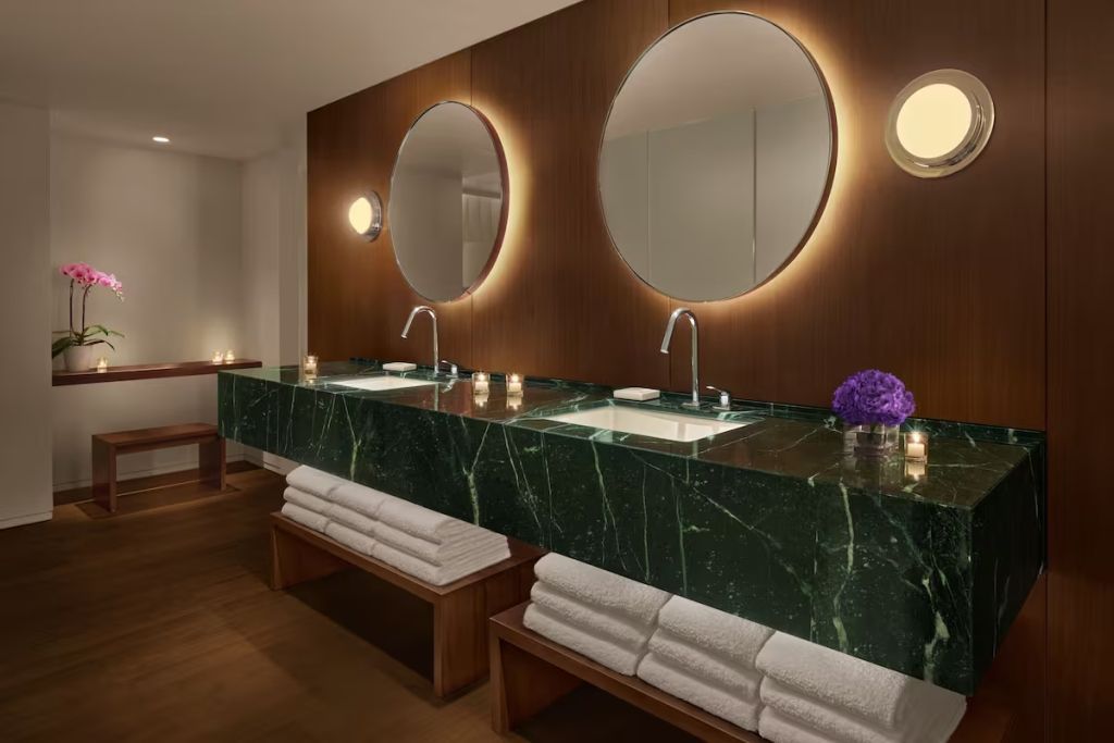 Luxuriöses Badezimmer mit Doppelwaschtisch und runden Spiegeln