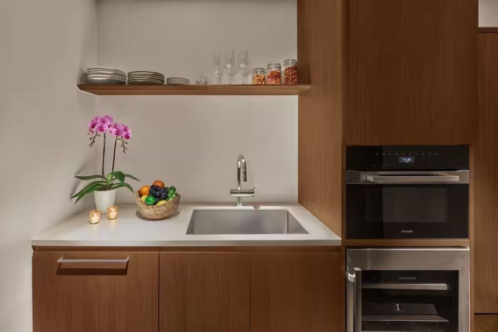 Moderne Küchenzeile mit Spüle und sorgfältig arrangierten Details