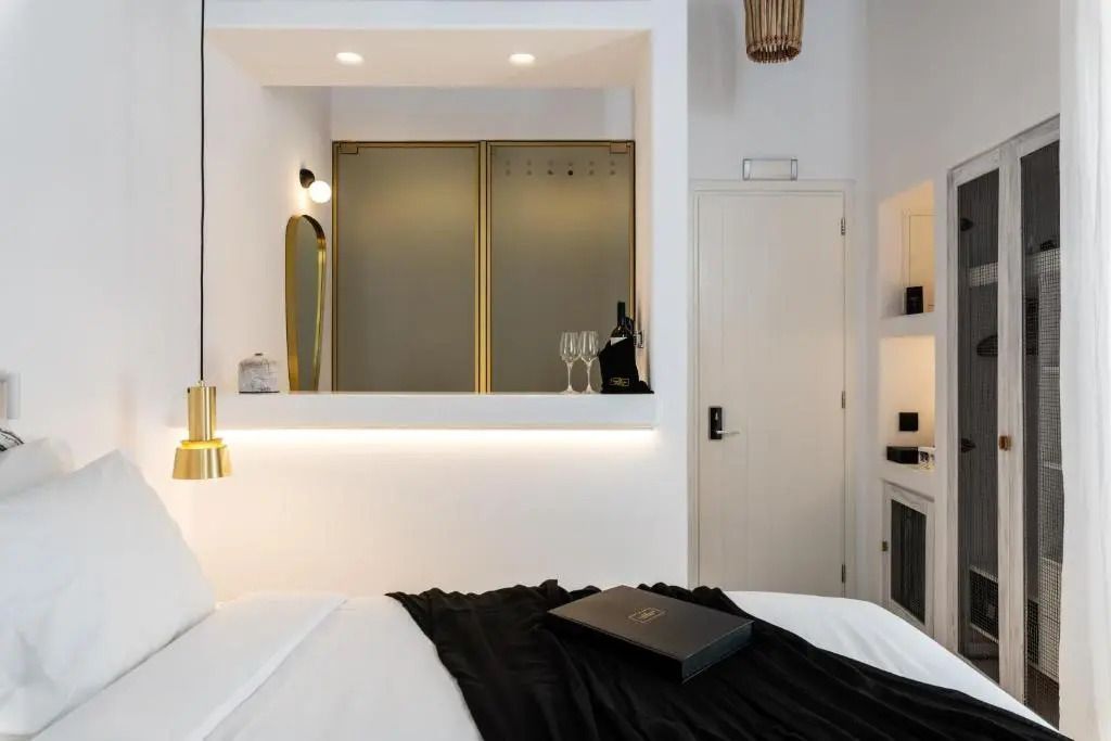 Ein Deluxe Zimmer mit stylischer Beleuchtung und edlen schwarzen Stoffen.