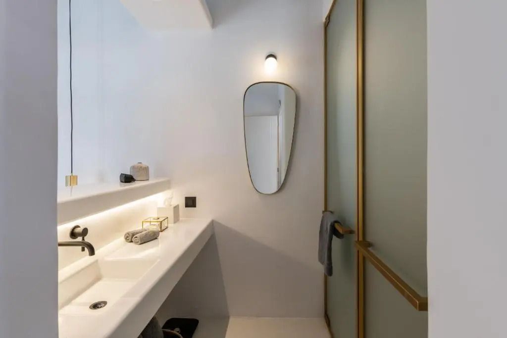 Modernes Badezimmer mit stilvoller Beleuchtung und hochwertigen Oberflächen.