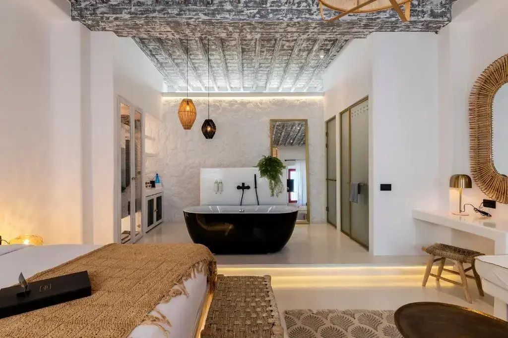 Stilvolle Suite mit freistehender Badewanne und luxuriöser Einrichtung.
