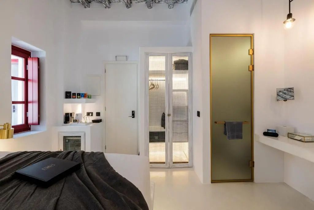 Modernes Doppelzimmer mit weißen Wänden und minimalistischer Einrichtung