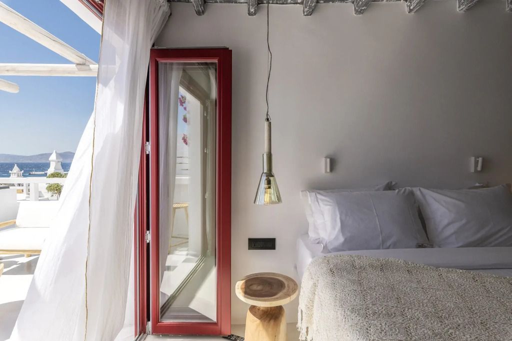 Gemütlicher Schlafbereich mit Fenster und Holztisch, minimalistische Dekoration