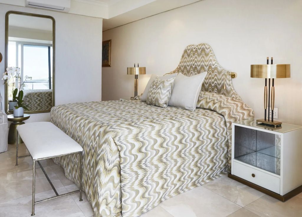 Geräumige Suite mit elegantem Doppelbett und stilvollem Dekor