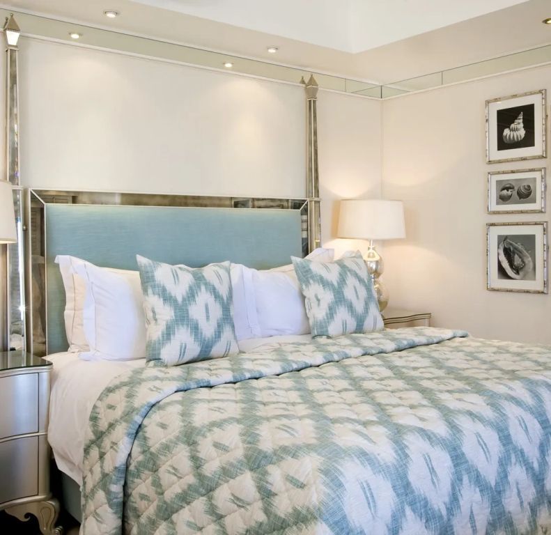 Elegantes Schlafzimmer mit Doppelbett und stilvollen Kissen in Pastellfarben