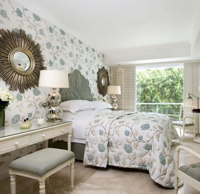 Elegantes Doppelzimmer mit floralem Design und großem Fenster mit Blick ins Grüne
