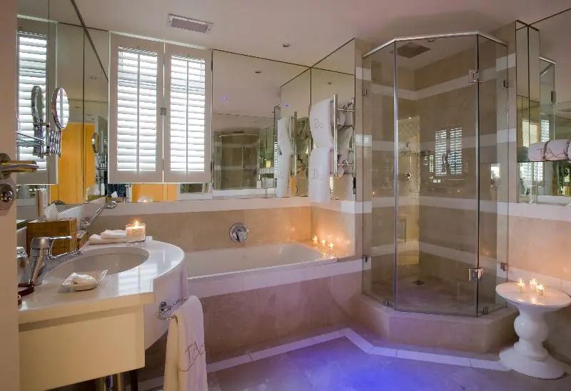 Modernes Badezimmer mit Badewanne und gläserner Duschkabine