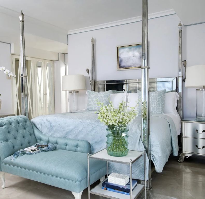 Elegantes Schlafzimmer in sanften Blautönen mit Himmelbett und luxuriöser Einrichtung