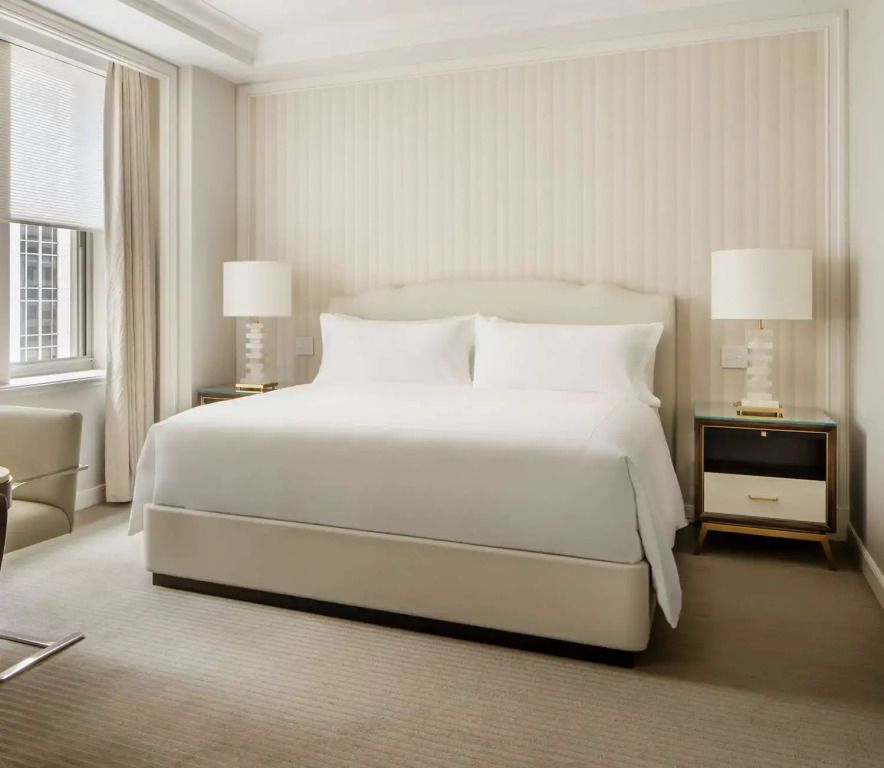 Geräumiges Deluxe Doppelzimmer mit eleganten Möbeln und großen Fenstern